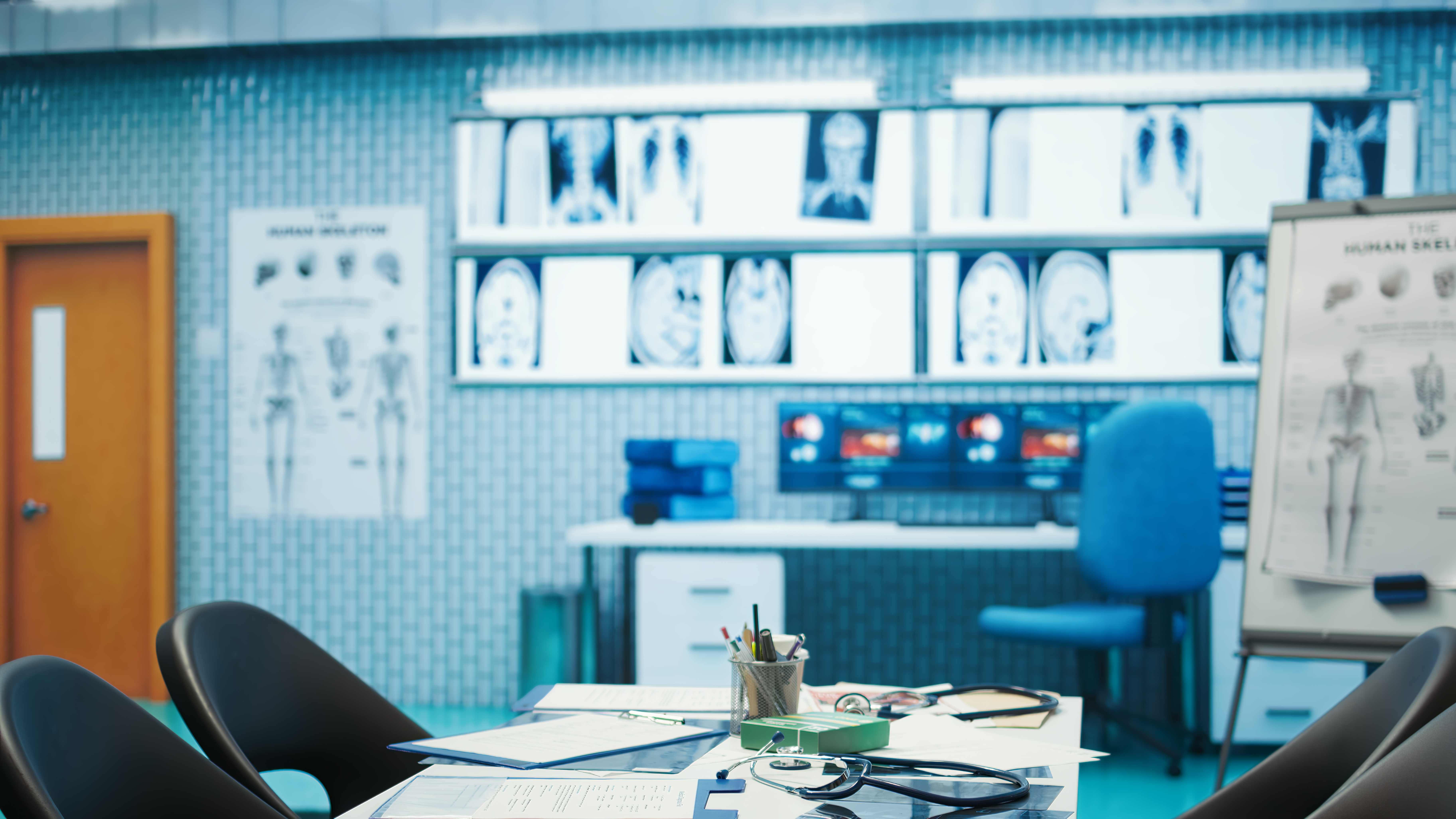 Consultorio médico moderno de ALDIMED con equipos de última generación y ambiente profesional para atención médica integral